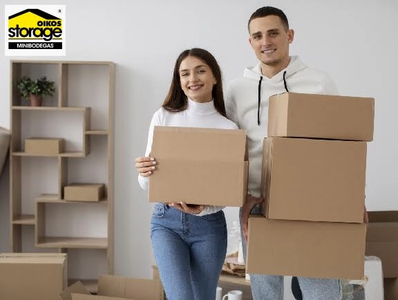 Pareja cargando cajas